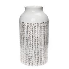 Biela keramická váza s ornamentálnym vzorom.