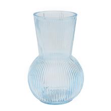 Modrá sklenená váza s pruhovaným dizajnom.