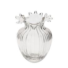 Priehľadná sklenená váza s dekoratívnym dizajnom.