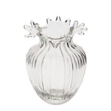 Priehľadná sklenená váza s dekoratívnym okrajom.