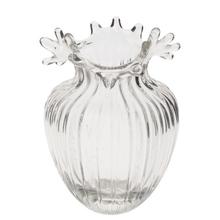 Priehľadná sklenená váza s dekoratívnym okrajom.