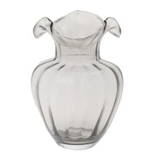 Šedá sklenená váza s ozdobným okrajom.