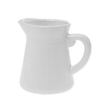 Biely keramický džbán s pruhovaným dizajnom.