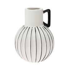 Biela keramická váza s uchom a čiernymi pruhmi.