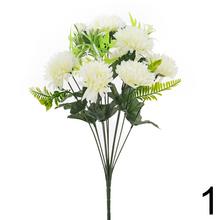 Umelá kytica chryzantémy so zelenými listami.