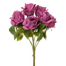 Kytica fialových ruží s listami.