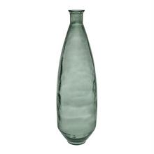 Zelená sklenená váza v tvare fľaše.