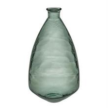 Zelená sklenená váza v tvare fľaše.