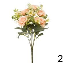 Kytica umelých ruží a drobných kvetov v mixe.