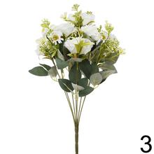 Kytica umelých ruží a drobných kvetov v mixe.