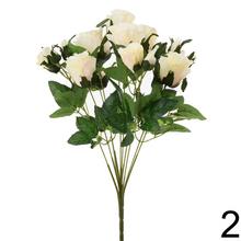 Kytica umelých ruží so zelenými listami, mix farieb.