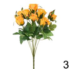 Kytica umelých ruží so zelenými listami, mix farieb.