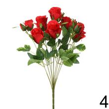 Kytica umelých ruží so zelenými listami, mix farieb.