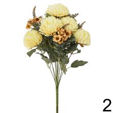 Kytica chryzantém a slnečníc so zeleňou.