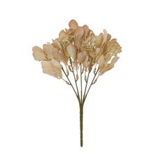 Umelé kvety so svetlohnedými lístkami.