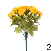 Kytica umelých ruží v mixe farieb s gypsom a zeleňou.