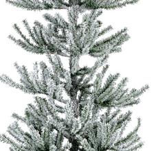 Zasnežený vianočný stromček OPPDAL na pni.