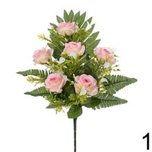 Kytica umelých kvetov s ružami, kalami a zeleňou.