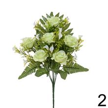 Kytica umelých kvetov s ružami, kalami a zeleňou.