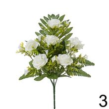 Kytica umelých kvetov s ružami, kalami a zeleňou.