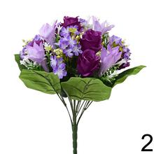 Kytica umelých kvetov s ružami, ľaliami a drobnými kvetmi v mixe.