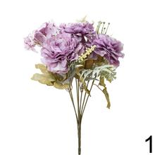 Kytica umelých kvetov s ranunculusmi a drobnými kvetmi v mixe farieb.