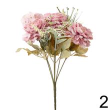 Kytica umelých kvetov s ranunculusmi a drobnými kvetmi v mixe farieb.