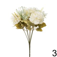 Kytica umelých kvetov s ranunculusmi a drobnými kvetmi v mixe farieb.