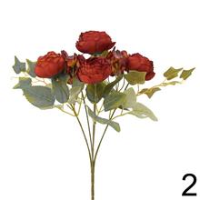 Kytica umelých kvetov s ranunculusmi a brečtanom.