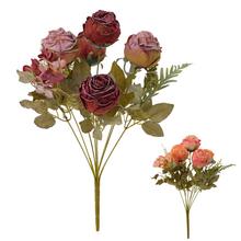 Kytica umelých ruží a zelene v mixe farieb.