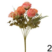 Kytica umelých ruží a zelene v mixe farieb.