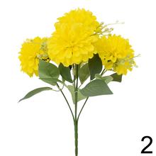 Kytica umelých kvetov s bielymi a žltými dahlíami.