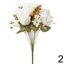 Kytica umelých ruží s drobnými kvetmi a zeleňou v mixe.