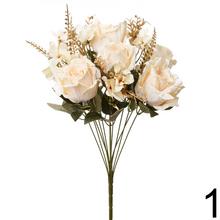 Kytica umelých ruží a papradí v zlatých odtieňoch.