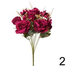 Kytica umelých ruží a papradí v zlatých odtieňoch.