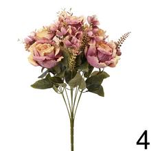 Kytica umelých ruží a papradí v zlatých odtieňoch.