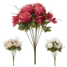 Kytica umelých kvetov s ružami, zlatou papraďou a drobnými kvetmi.