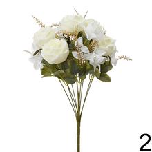 Kytica umelých kvetov s ružami, zlatou papraďou a drobnými kvetmi.