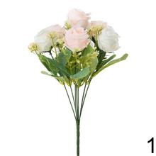 Kytica umelých ruží v mixe farieb s zelenými listami.