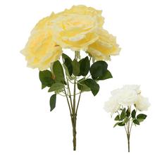 Kytica umelých ruží v žltej farbe.