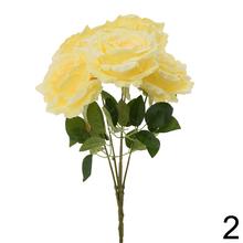 Kytica umelých ruží v žltej farbe.