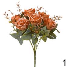 Kytica umelých ruží v mixe farieb s listami.