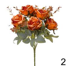 Kytica umelých ruží v mixe farieb s listami.