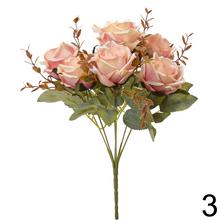 Kytica umelých ruží v mixe farieb s listami.