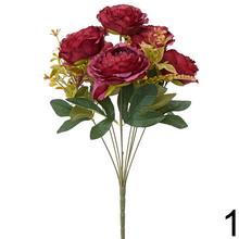 Kytica umelých ruží a zelene v mixe farieb.