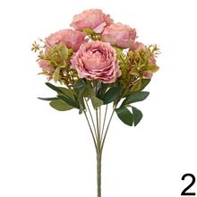 Kytica umelých ruží a zelene v mixe farieb.