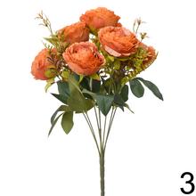 Kytica umelých ruží a zelene v mixe farieb.