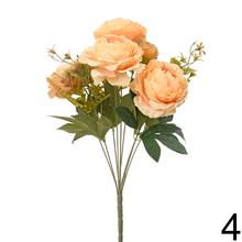 Kytica umelých ruží a zelene v mixe farieb.