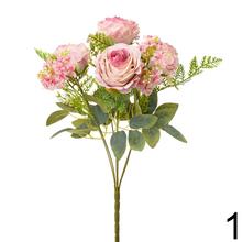 Kytica umelých ruží a drobných kvetov s mixom zelene.