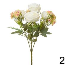 Kytica umelých ruží a drobných kvetov s mixom zelene.